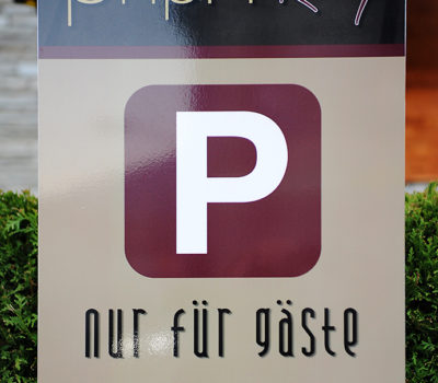 Parkplatzschild Papa Roy