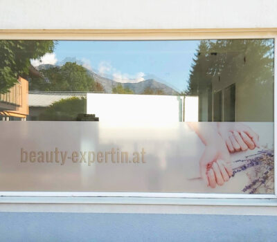 Fensterbeschriftung Beauty-Expertin Bettina