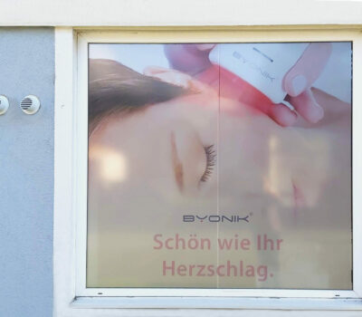 Fensterbeschriftung Beauty-Expertin Bettina